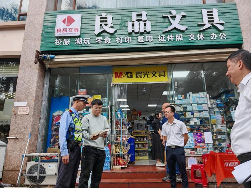 海口市美蘭區(qū)開展“掃黃打非+護(hù)苗”聯(lián)合行動 凈化校園周邊文化環(huán)境 打字復(fù)印